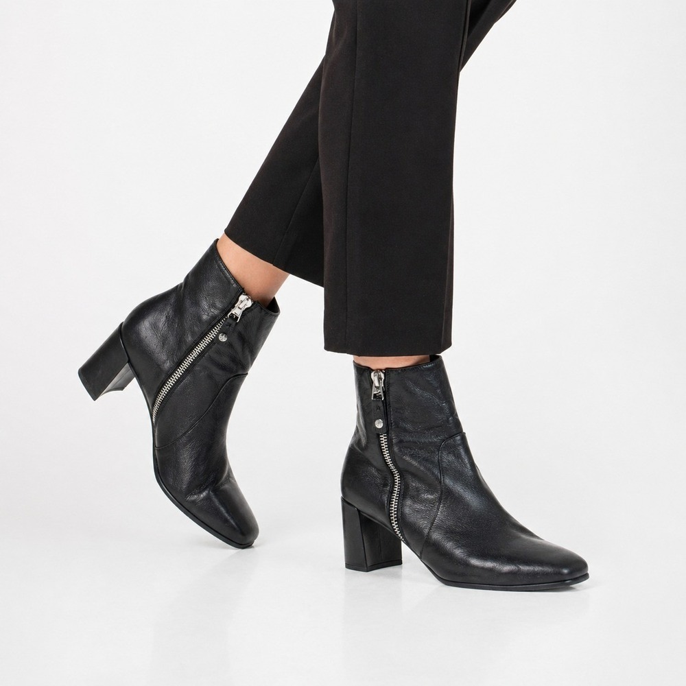 Aquatalia Ankle Boots Women's Size 10 Black Leather Block Slight Heel Square Toe